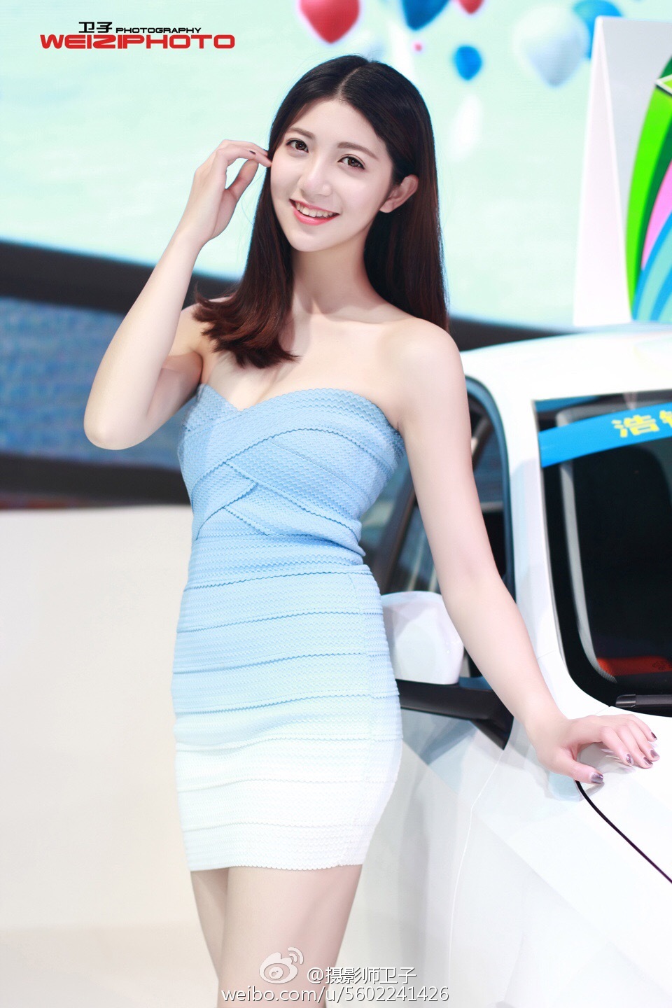 酷似郭碧婷的超短抹胸长腿车模