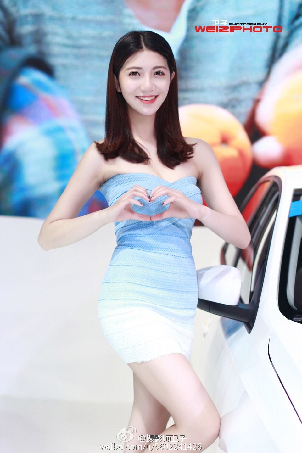 酷似郭碧婷的超短抹胸长腿车模
