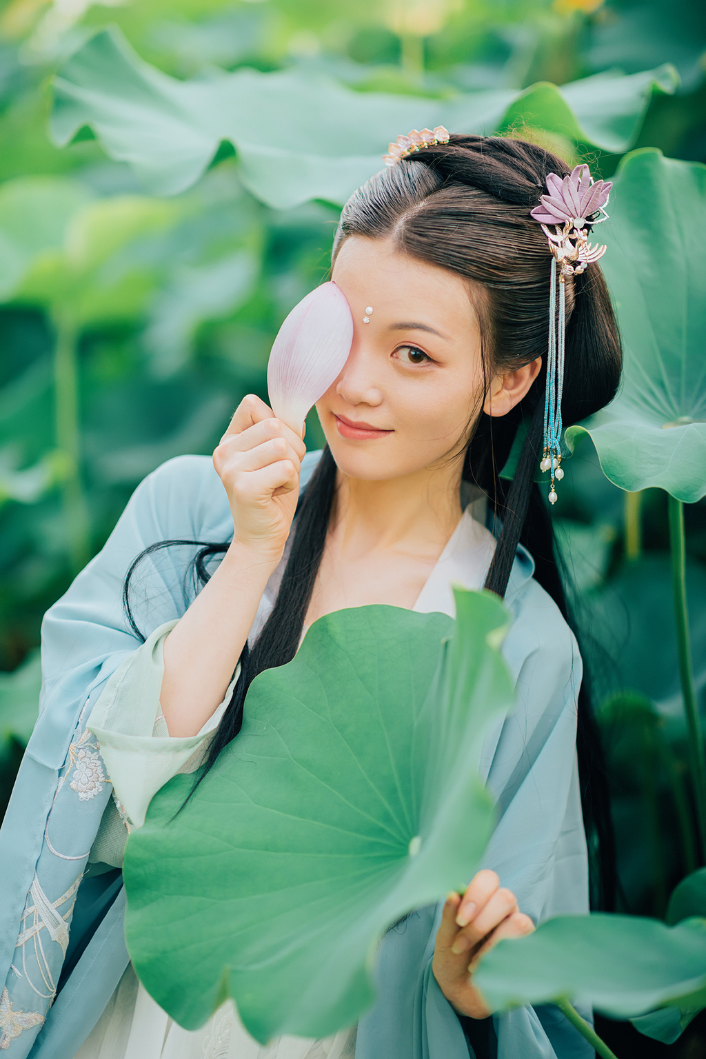 高清古装美女青衣罗裙妖娆身姿荷塘戏水唯美写真