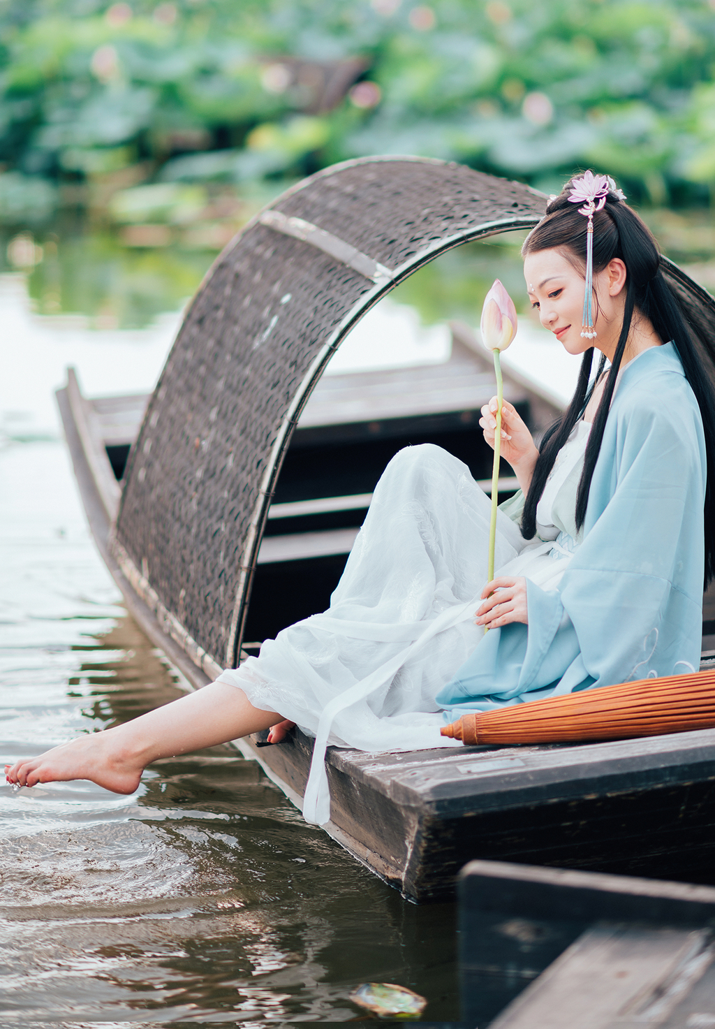 高清古装美女青衣罗裙妖娆身姿荷塘戏水唯美写真