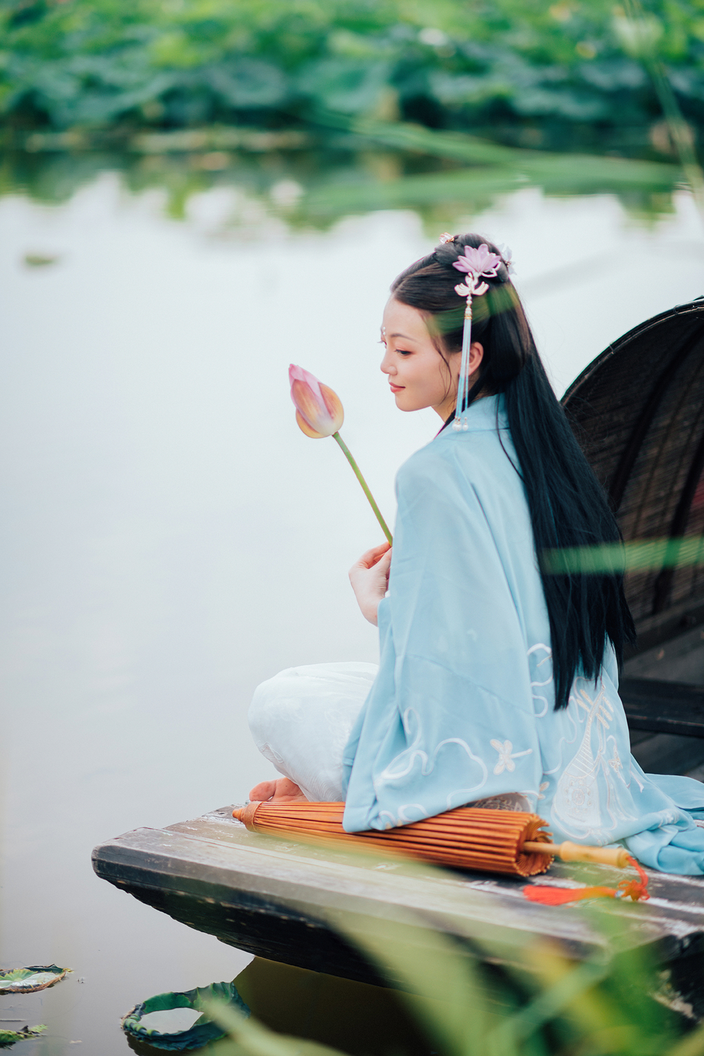 高清古装美女青衣罗裙妖娆身姿荷塘戏水唯美写真