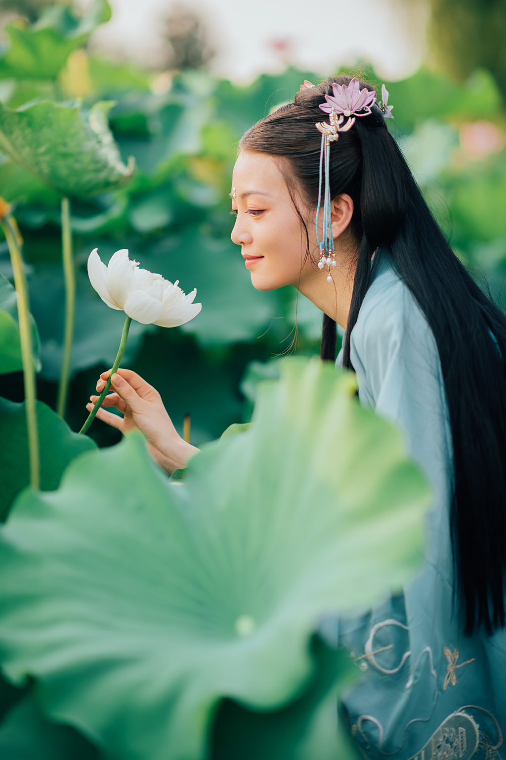 高清古装美女青衣罗裙妖娆身姿荷塘戏水唯美写真