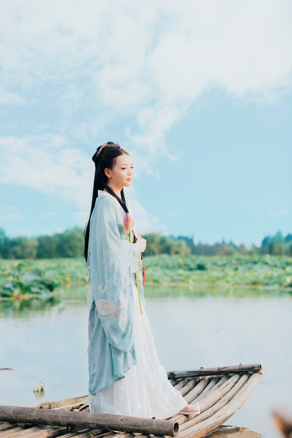 高清古装美女青衣罗裙妖娆身姿荷塘戏水唯美写真