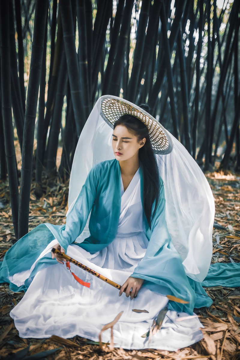 竹林里的古装女侠美女