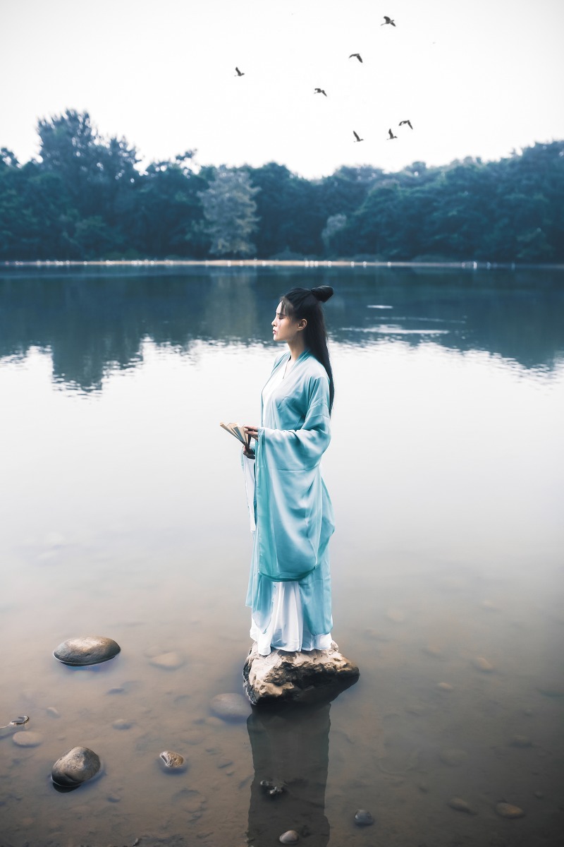 竹林里的古装女侠美女