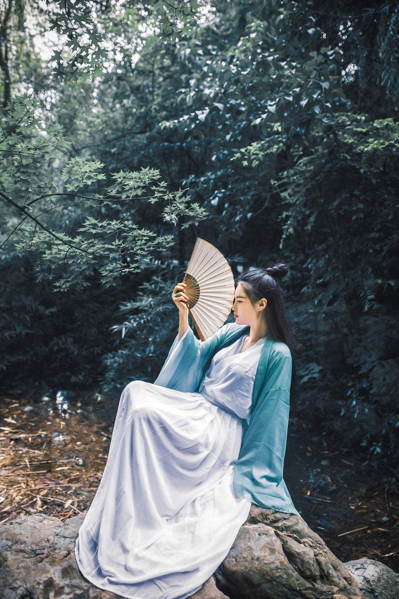 竹林里的古装女侠美女