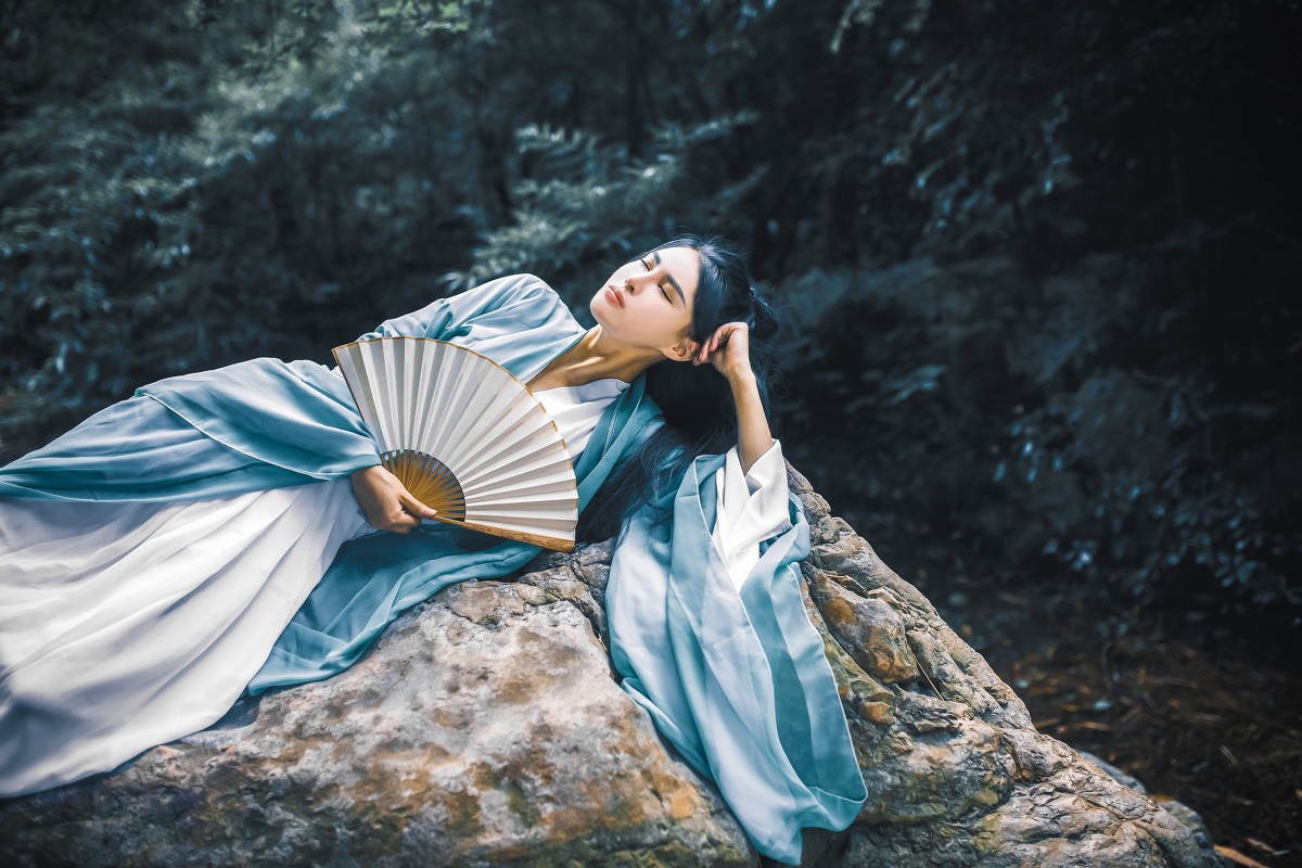 竹林里的古装女侠美女