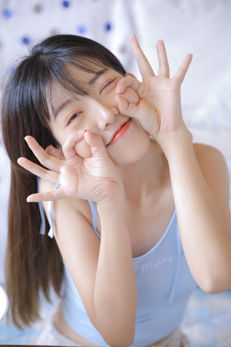 短发大胸巨乳美女人妻妖娆扒内衣酥胸短裤性感图片