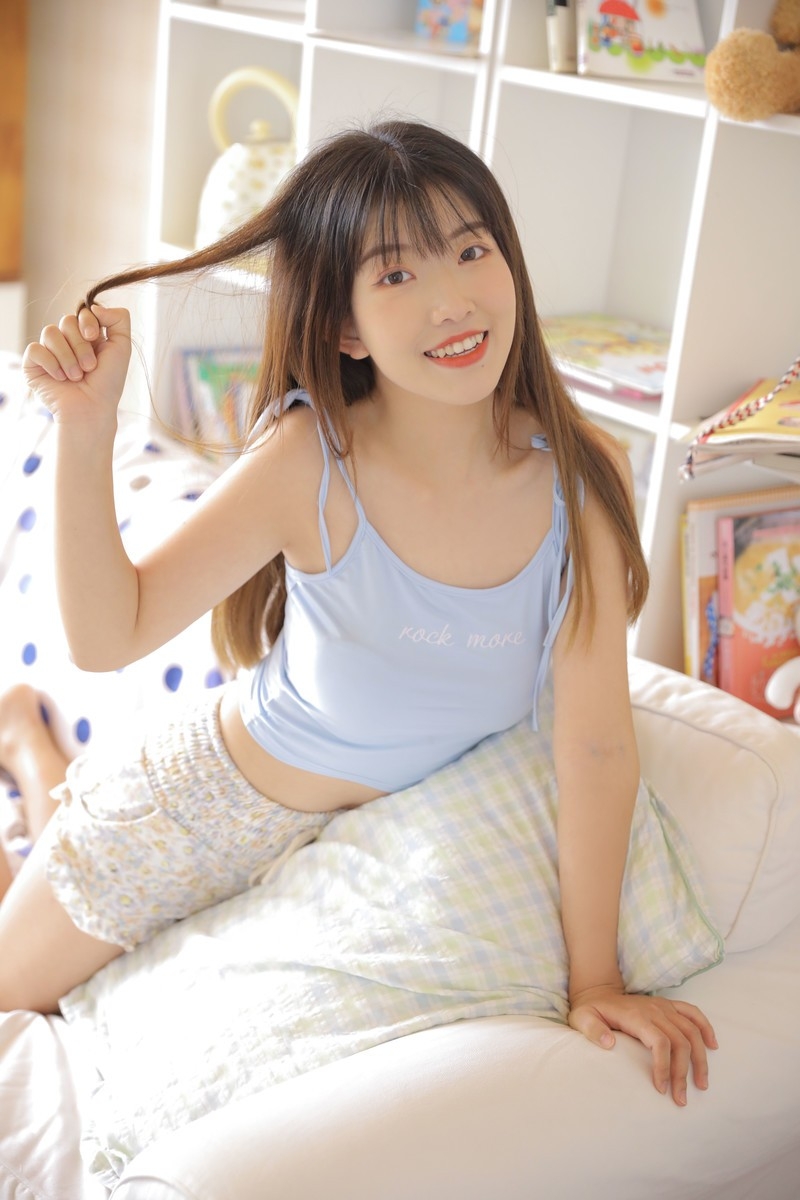 短发大胸巨乳美女人妻妖娆扒内衣酥胸短裤性感图片