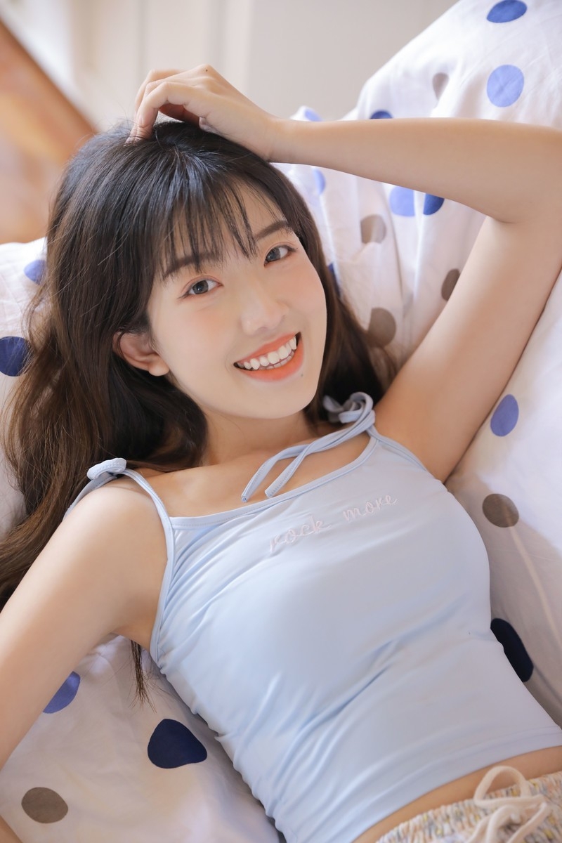 短发大胸巨乳美女人妻妖娆扒内衣酥胸短裤性感图片