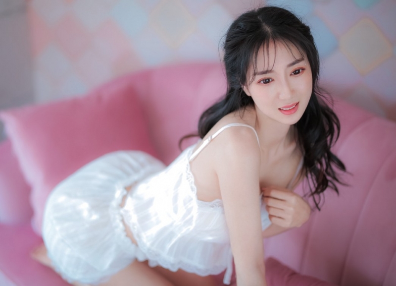 极品尤物肌肤胜雪诱人美女图片