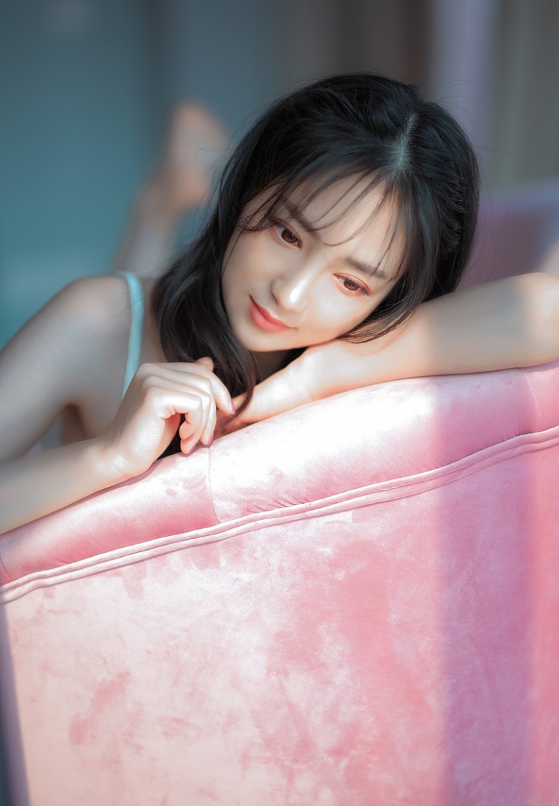 极品尤物肌肤胜雪诱人美女图片