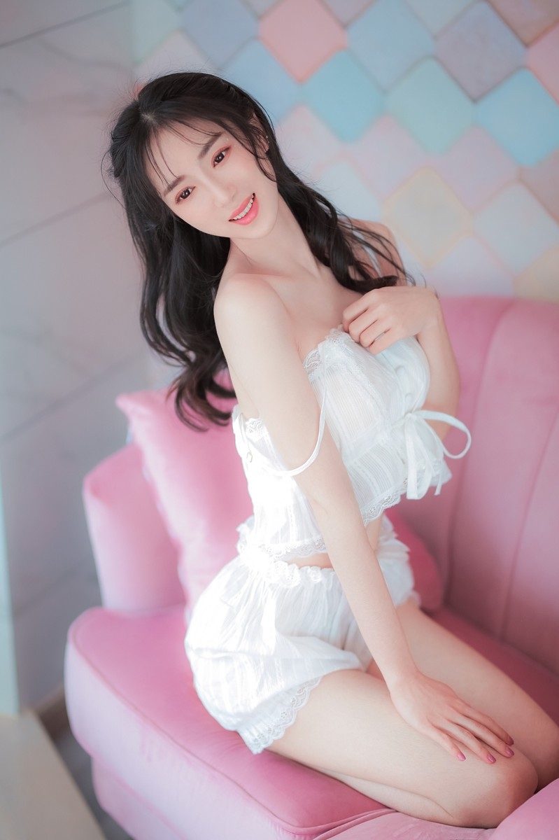 极品尤物肌肤胜雪诱人美女图片