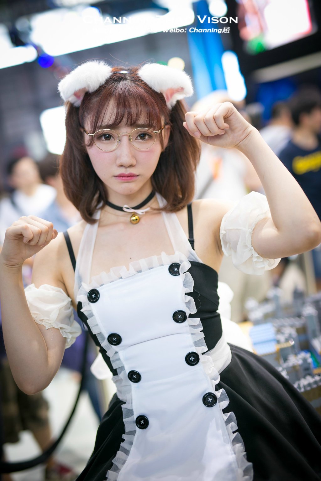 肉肉白皙的眼镜妹子女仆装