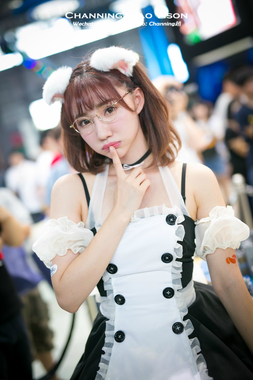 肉肉白皙的眼镜妹子女仆装