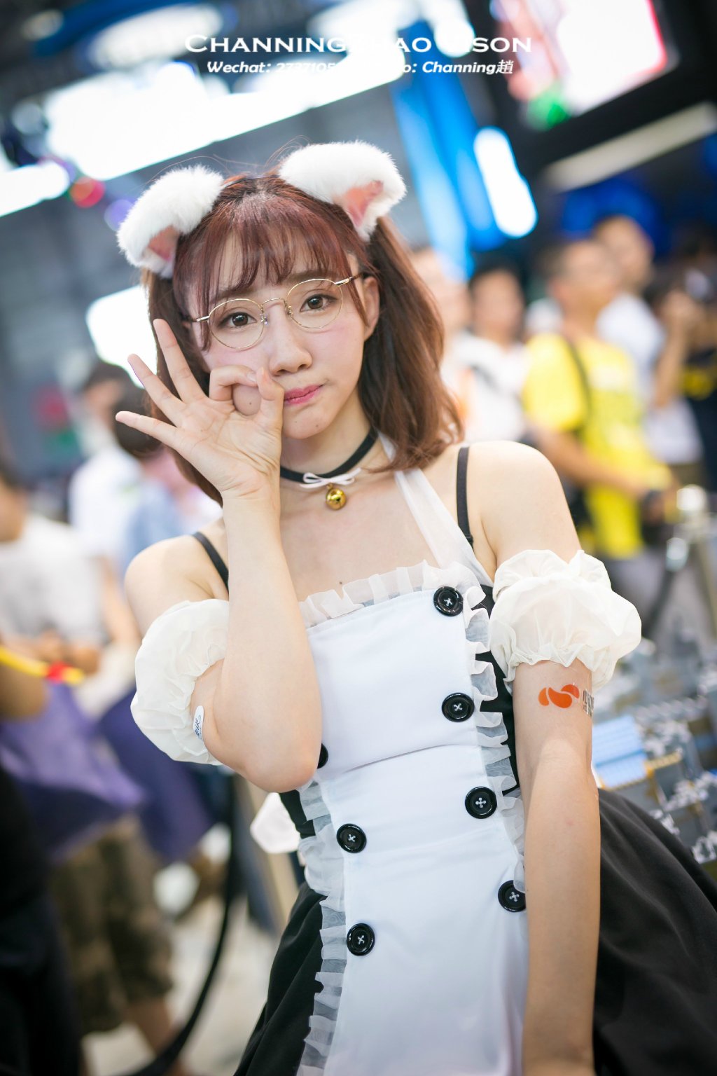 肉肉白皙的眼镜妹子女仆装