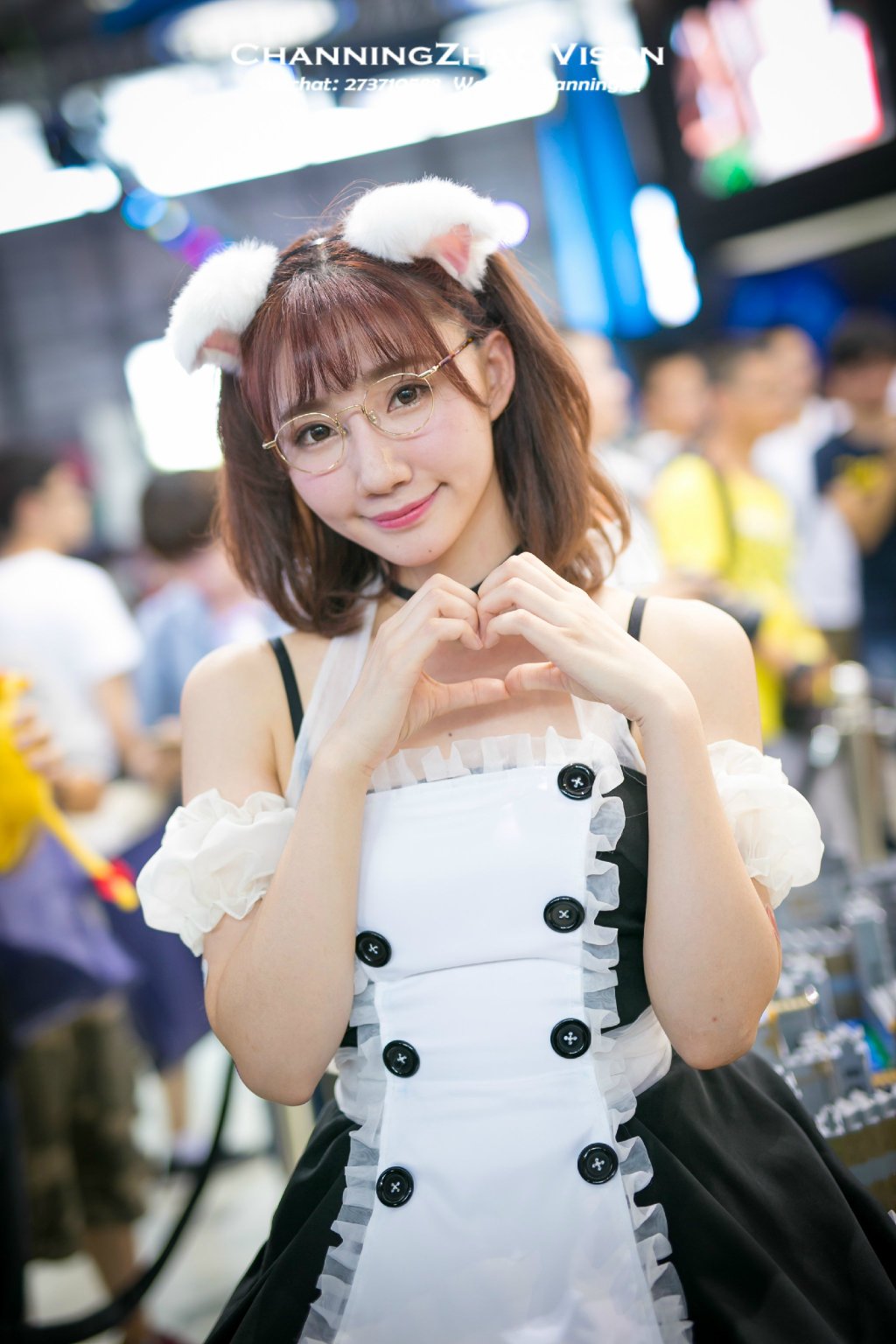 肉肉白皙的眼镜妹子女仆装