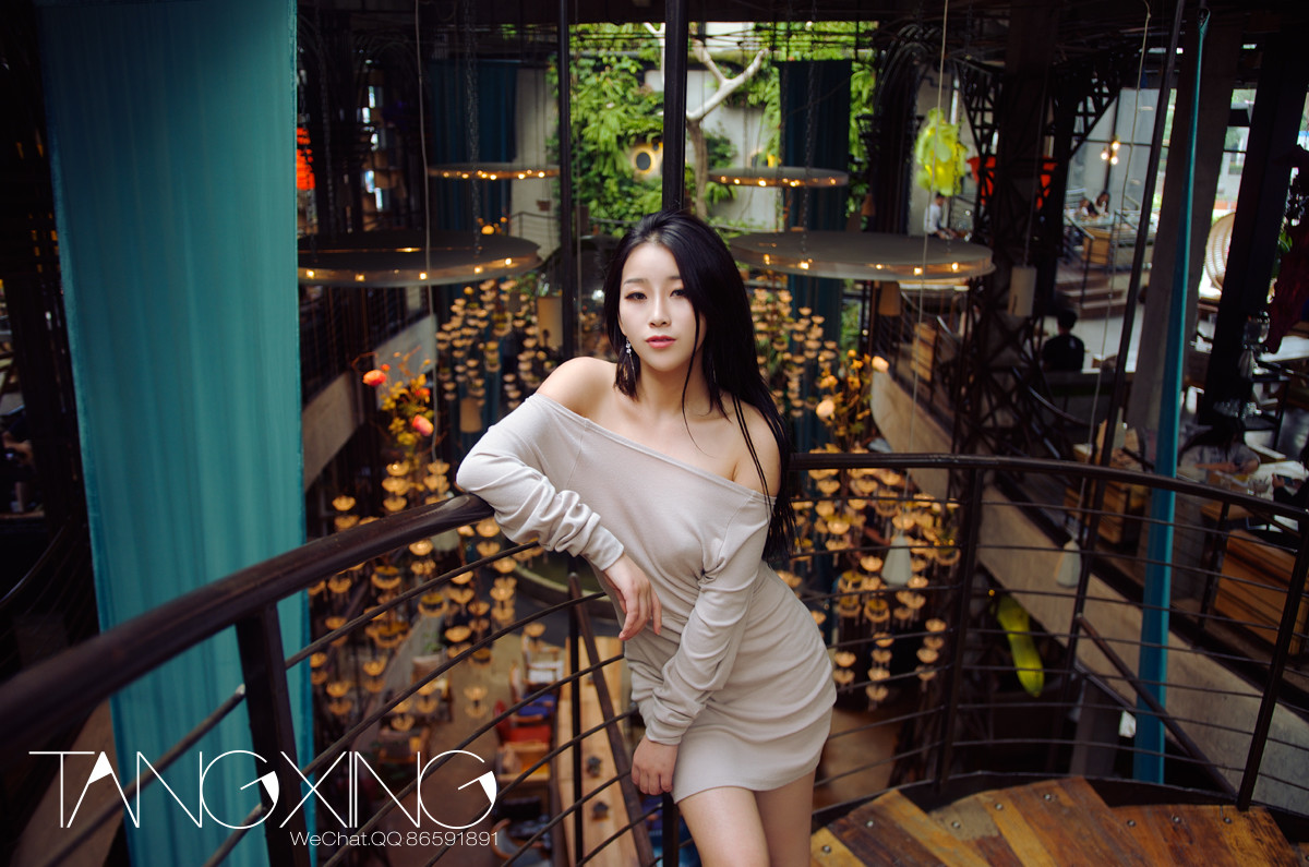 酷似林忆莲的小眼睛美女