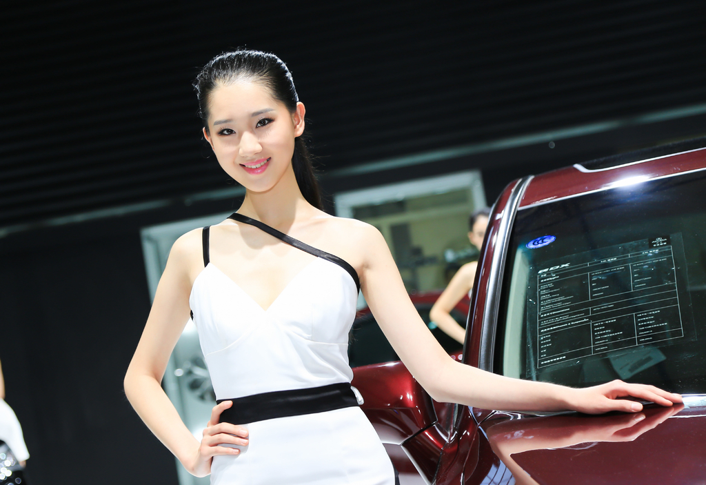 蜂腰爆乳的美女车模姿态妩媚销魂艳丽人体艺术摄影