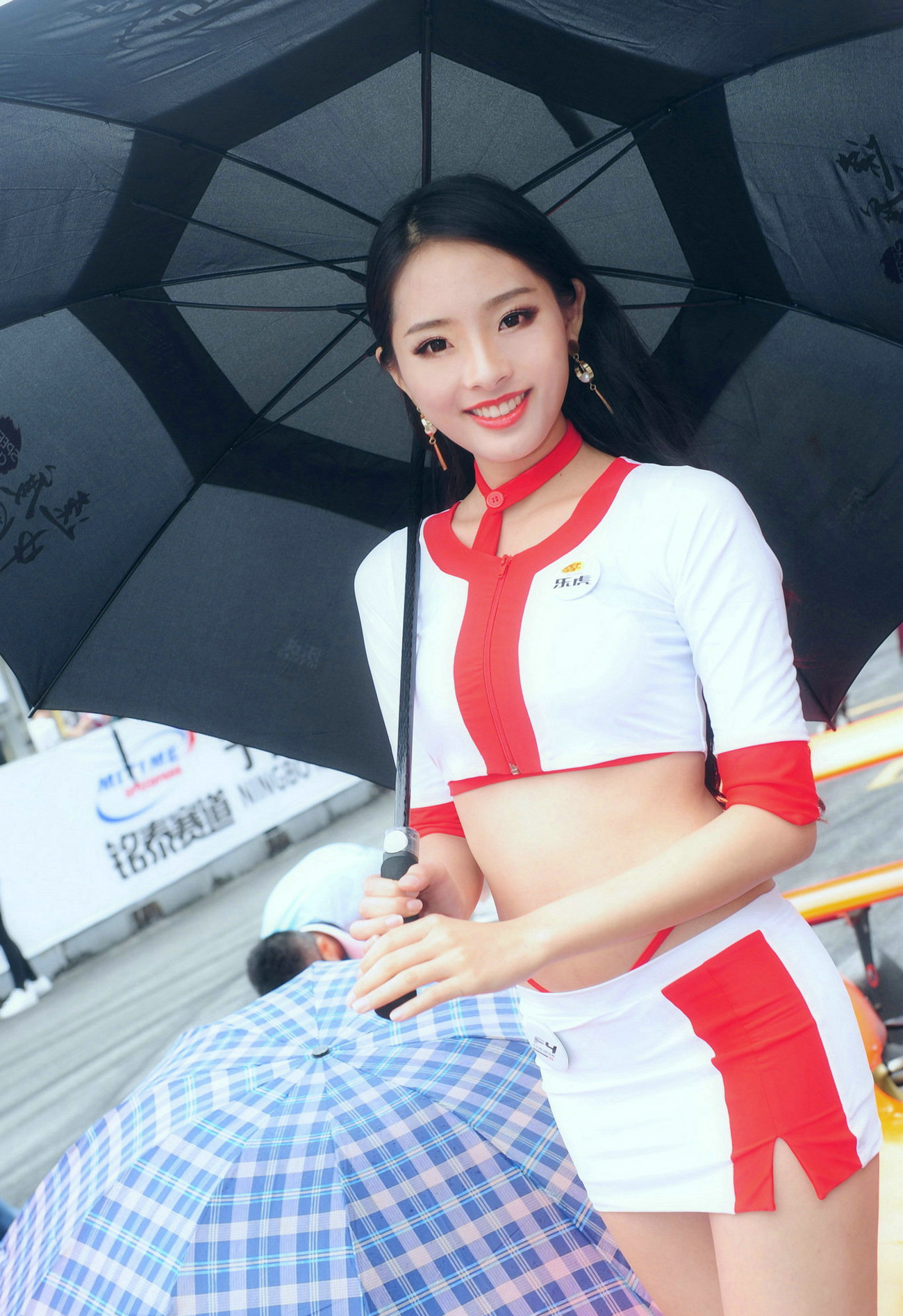 嫩白如雪肌肤性感身材少妇当车模