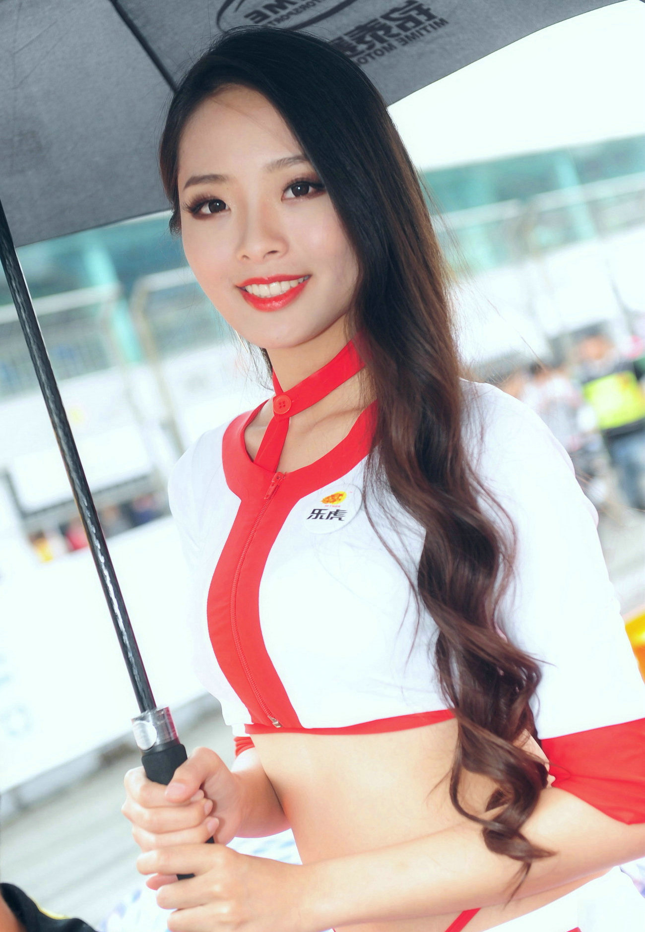 嫩白如雪肌肤性感身材少妇当车模