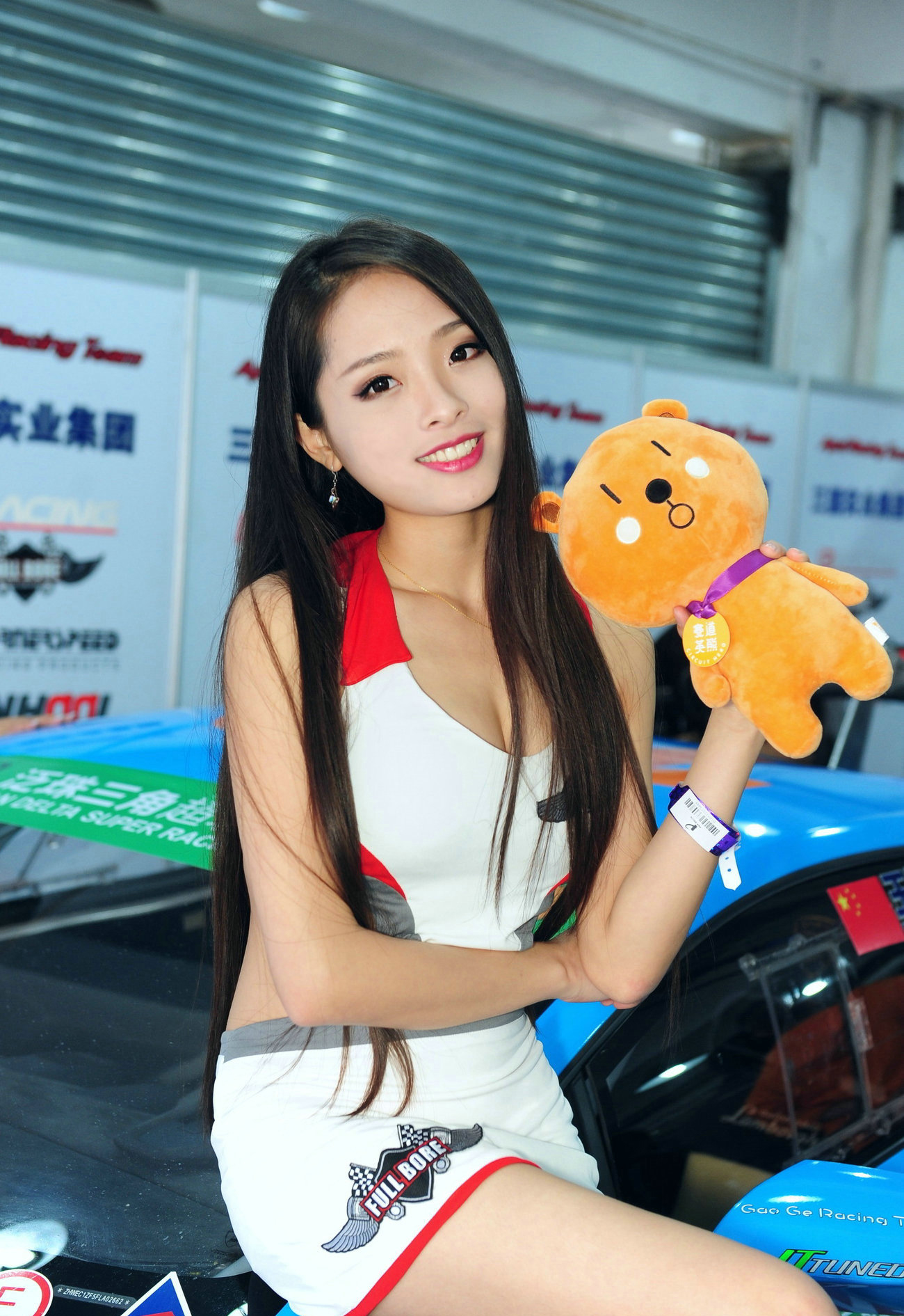 嫩白如雪肌肤性感身材少妇当车模