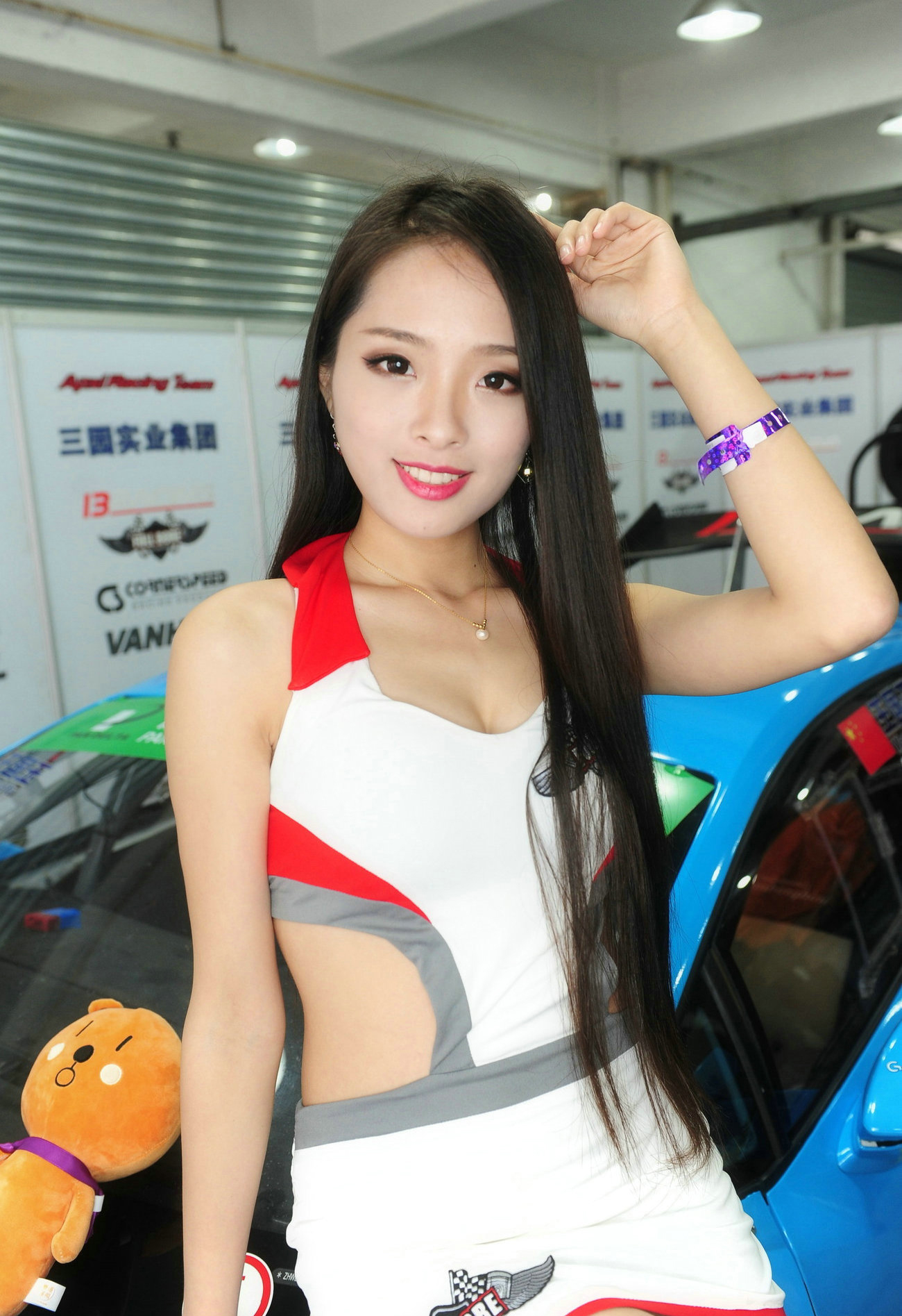 嫩白如雪肌肤性感身材少妇当车模