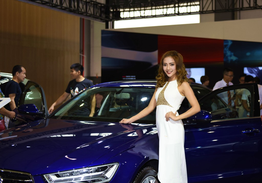 狂野车模紧身礼服身材妩媚妖娆激情照片