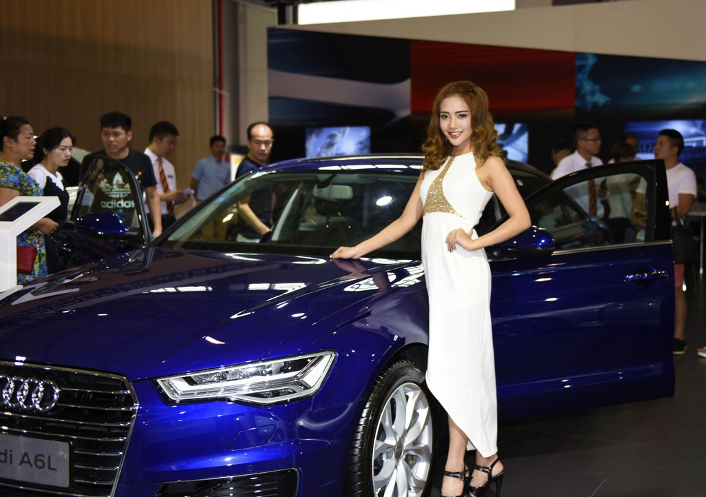 狂野车模紧身礼服身材妩媚妖娆激情照片