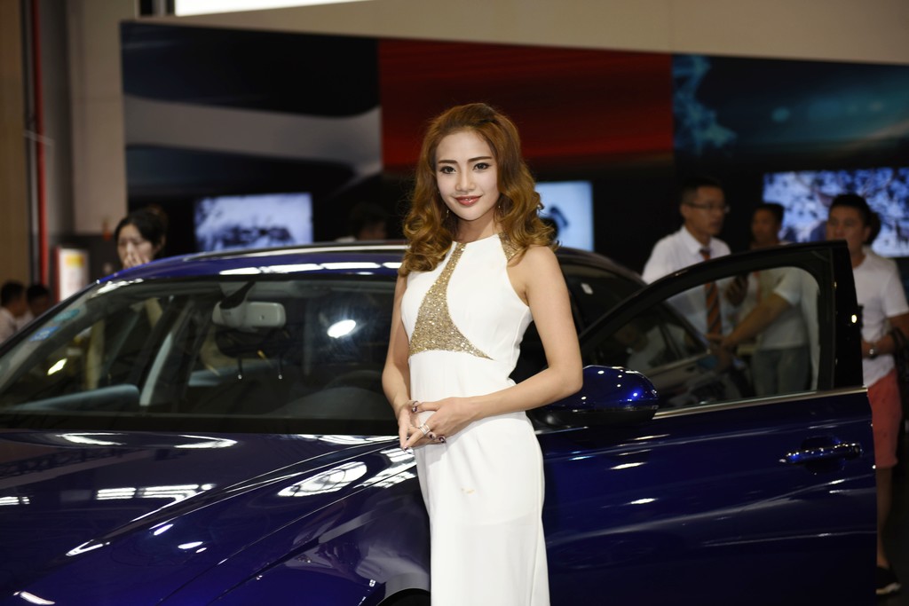 狂野车模紧身礼服身材妩媚妖娆激情照片