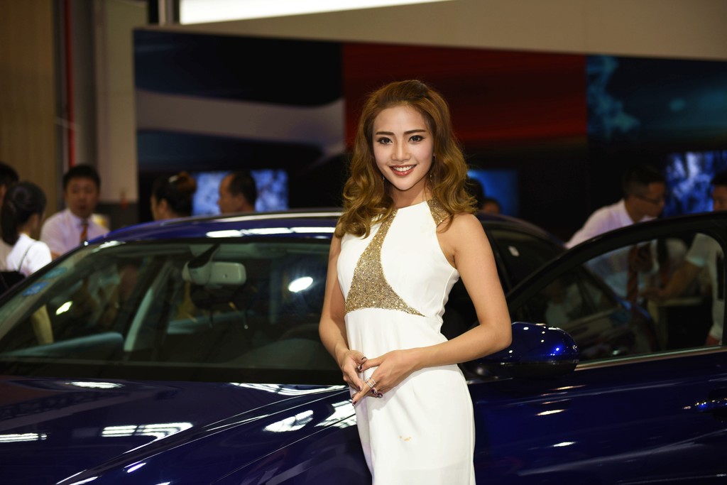 狂野车模紧身礼服身材妩媚妖娆激情照片