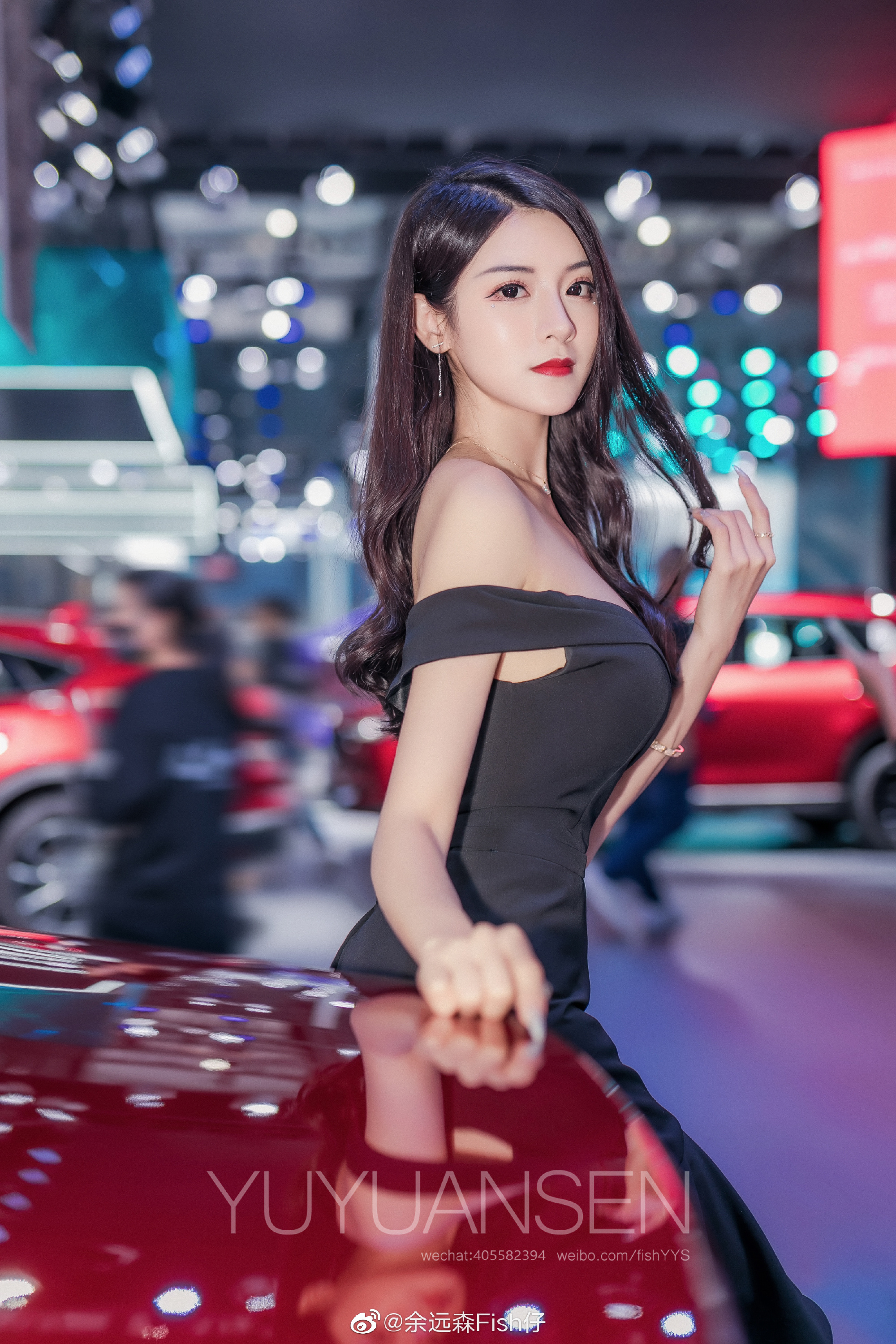 红唇雪肤美女车模前凸后翘辣图