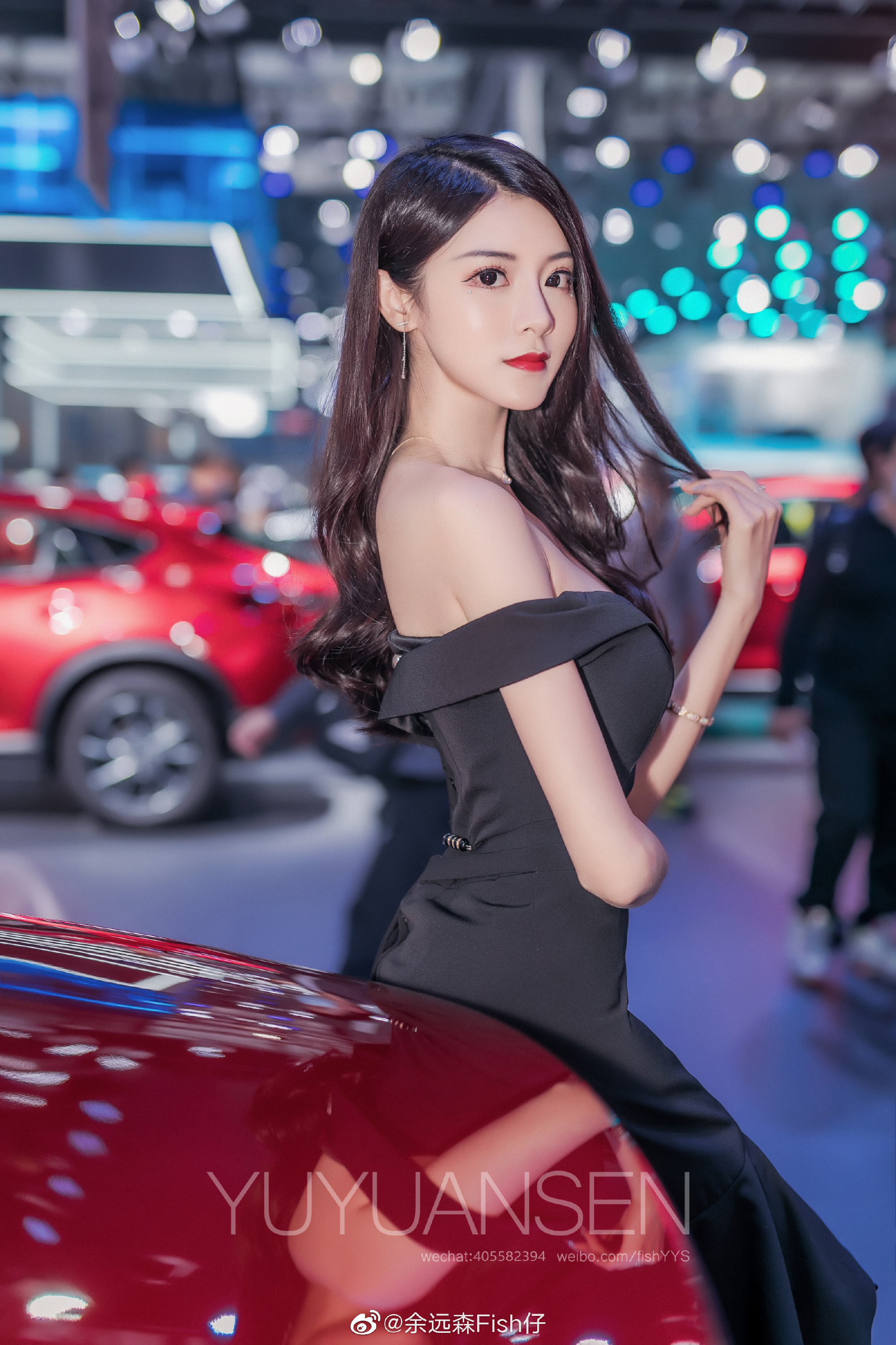 红唇雪肤美女车模前凸后翘辣图