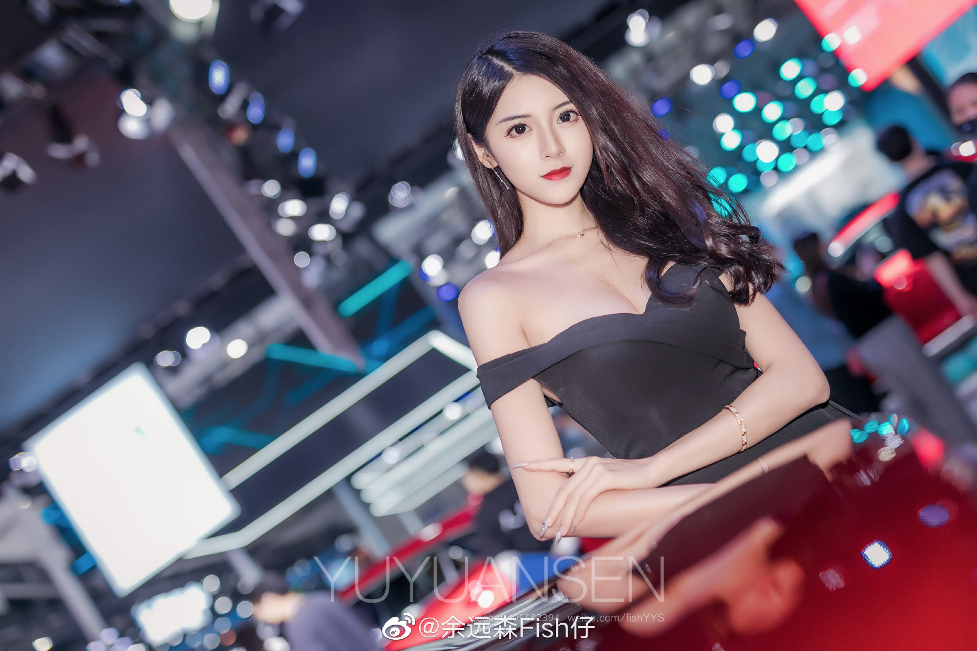 红唇雪肤美女车模前凸后翘辣图