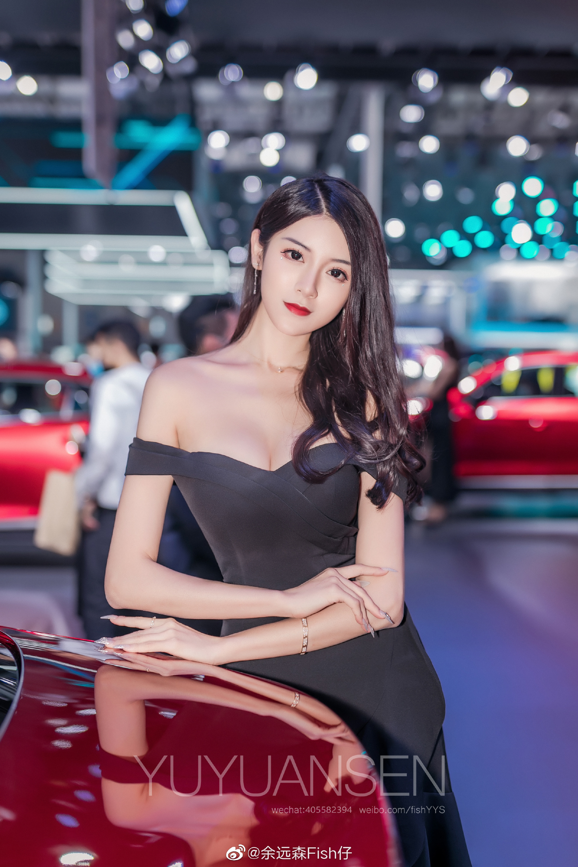 红唇雪肤美女车模前凸后翘辣图