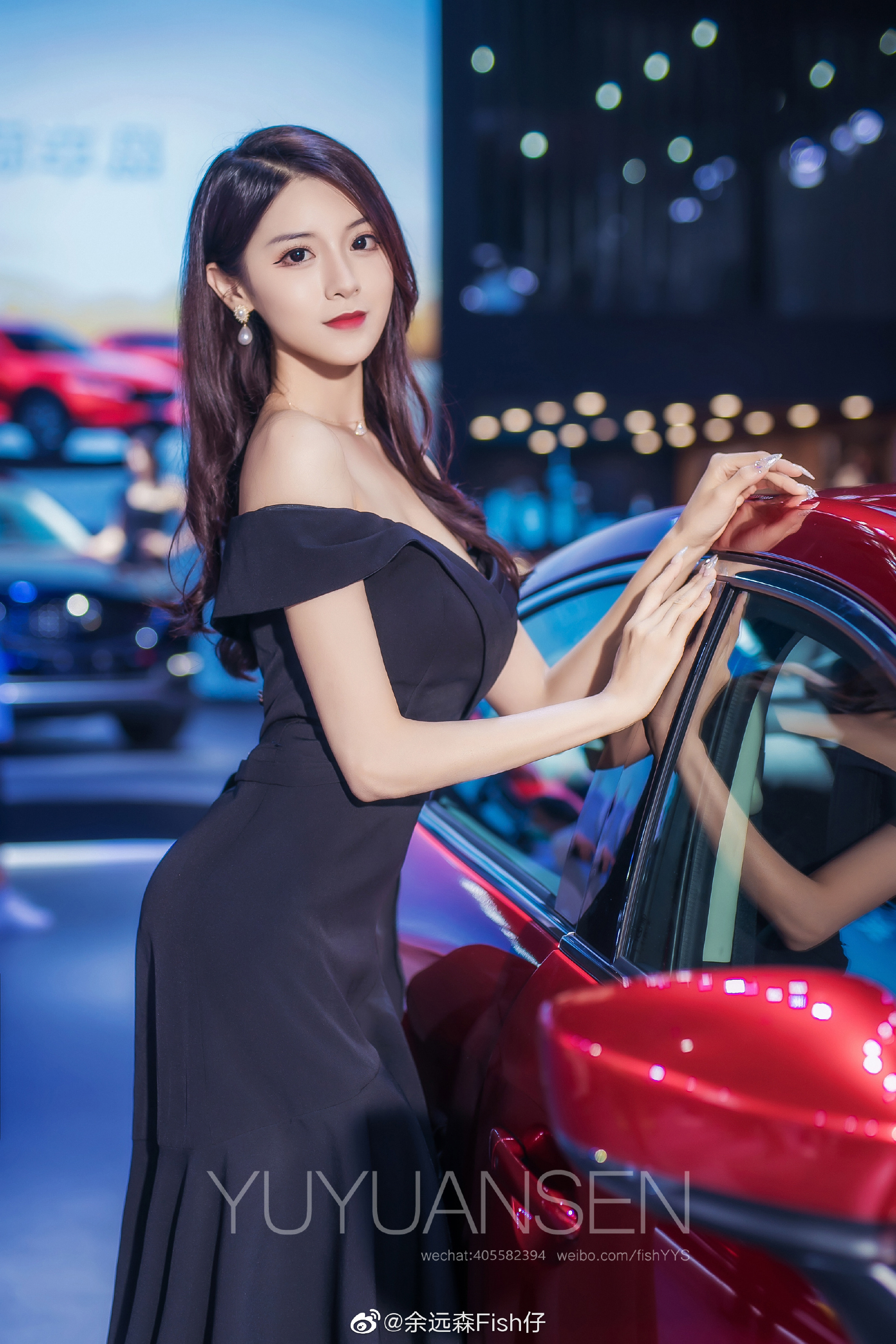 红唇雪肤美女车模前凸后翘辣图