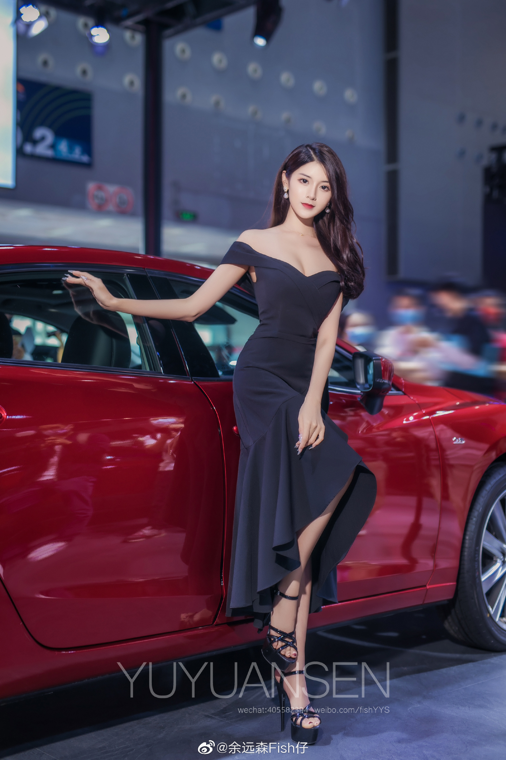 红唇雪肤美女车模前凸后翘辣图