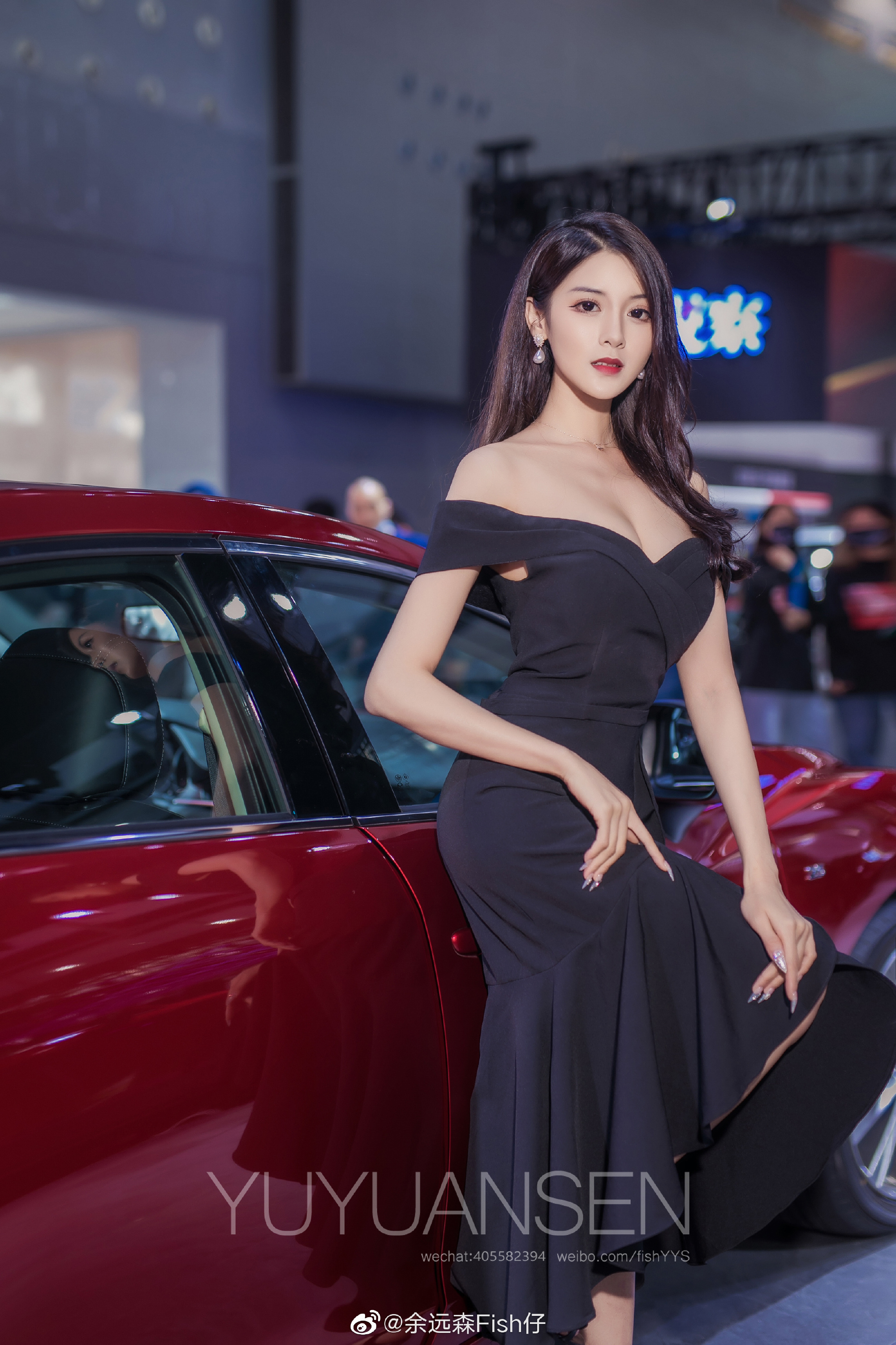 红唇雪肤美女车模前凸后翘辣图