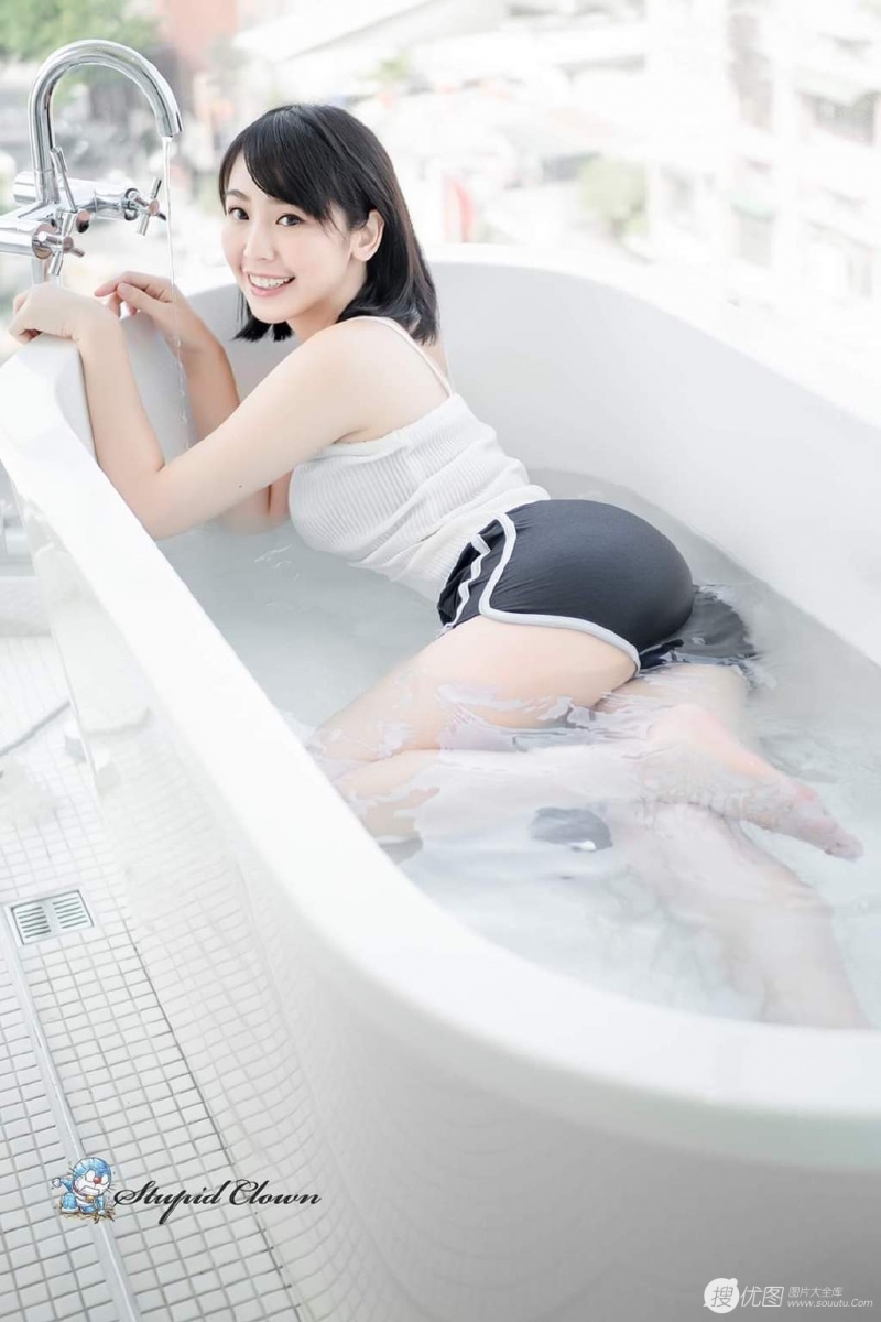 齐肩短发美女浴室湿身诱惑写真