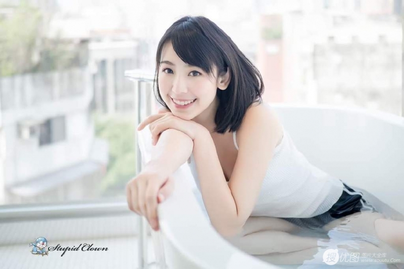 齐肩短发美女浴室湿身诱惑写真