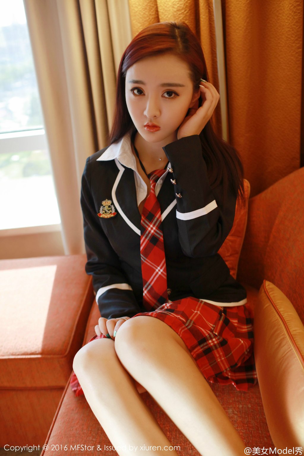 橘红色发色漂亮女孩学生装短裙写真