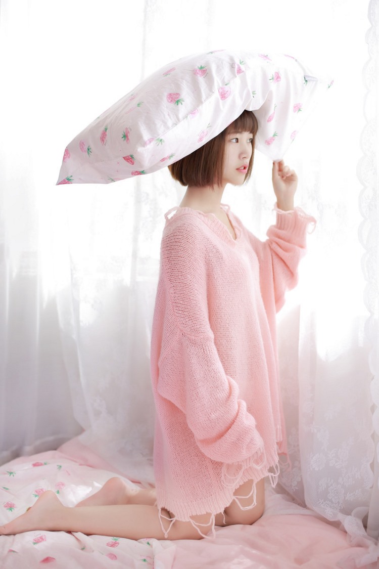 清纯少女粉色毛衣可爱养眼吸猫写真图片