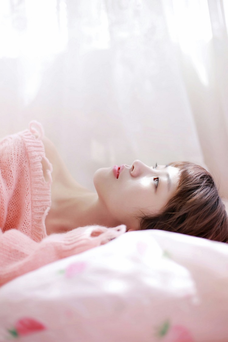 清纯少女粉色毛衣可爱养眼吸猫写真图片