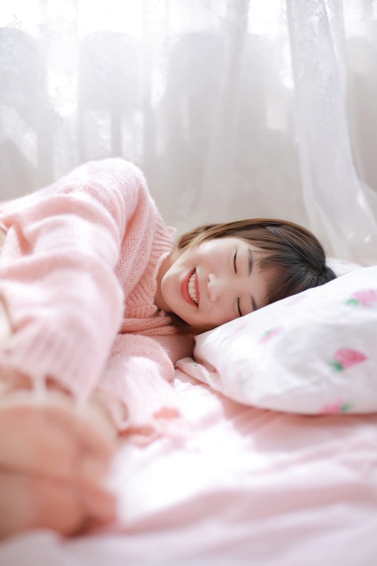 清纯少女粉色毛衣可爱养眼吸猫写真图片