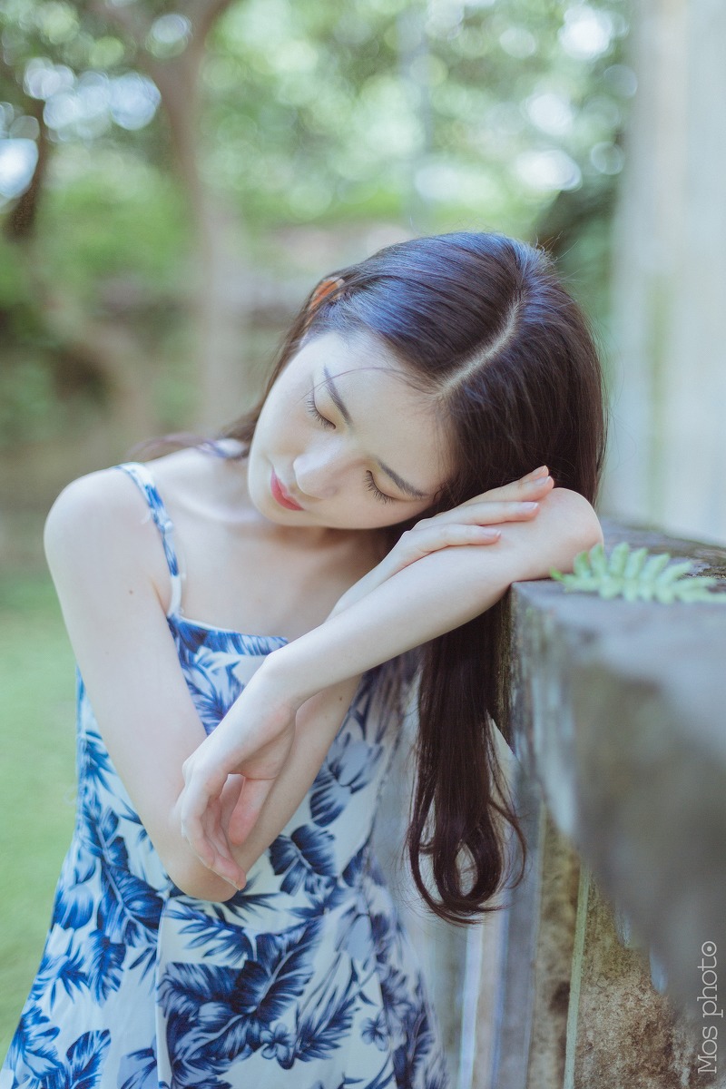 高颜值极美中分长发美女青花瓷短裙写真