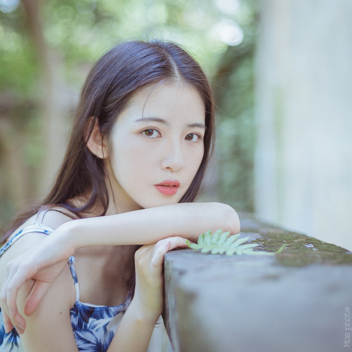 高颜值极美中分长发美女青花瓷短裙写真