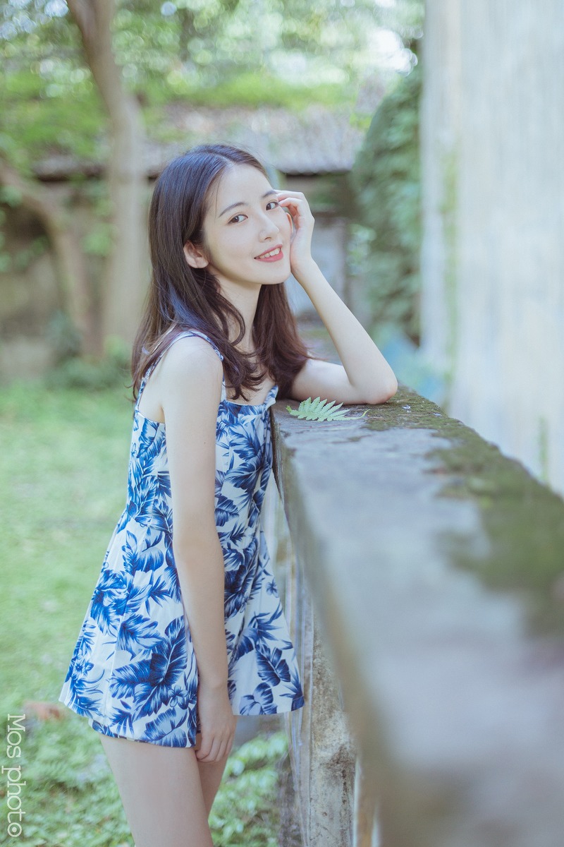 高颜值极美中分长发美女青花瓷短裙写真