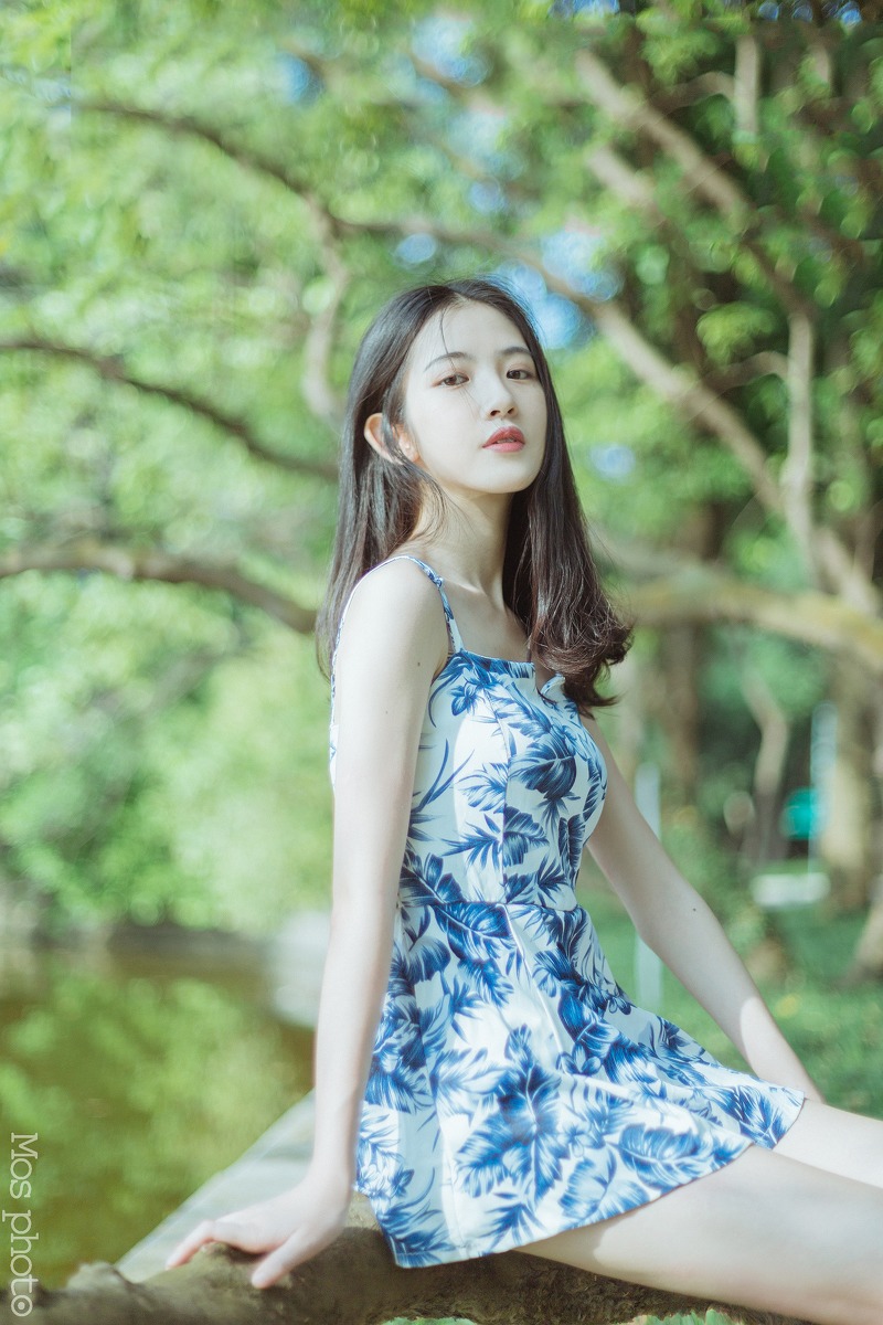 高颜值极美中分长发美女青花瓷短裙写真