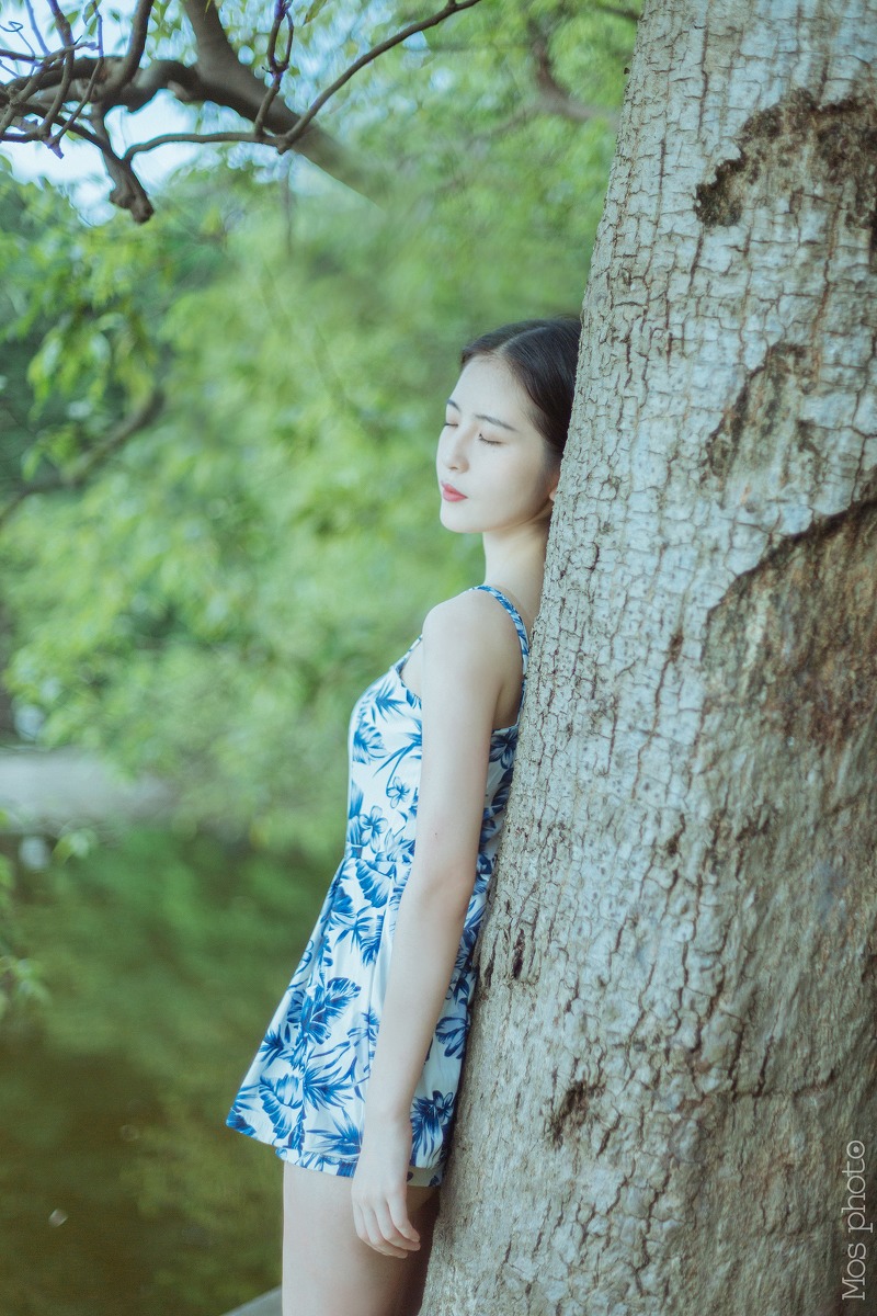 高颜值极美中分长发美女青花瓷短裙写真