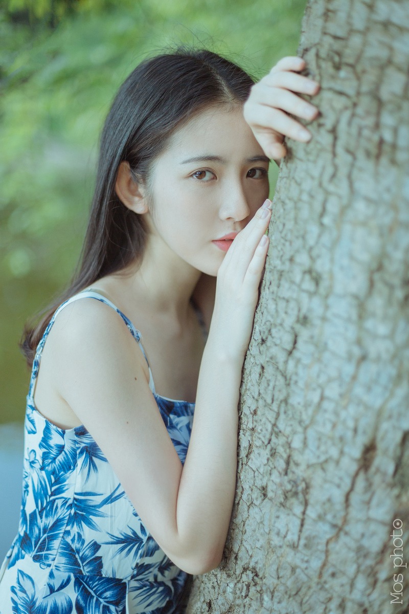 高颜值极美中分长发美女青花瓷短裙写真